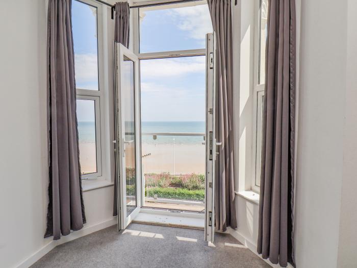 Apartment 4 Bridlington Bay, Bridlington. Sea views. Close to a beach. Smart TV. Close to amenities.