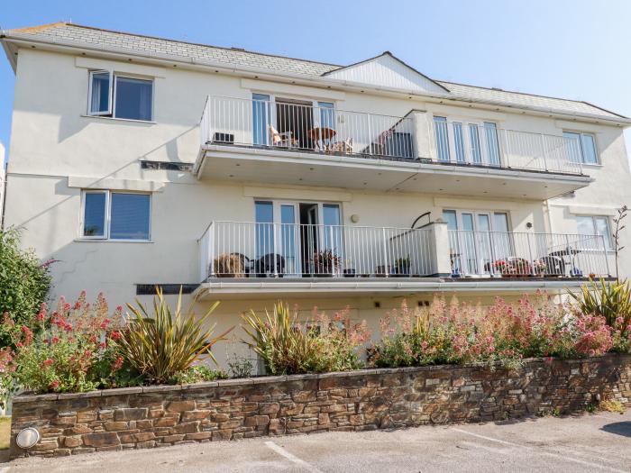 Flat 9, Newquay, Cornwall. Second-floor apartment. Open-plan. Balcony. Off-road parking. Beach. Pub.