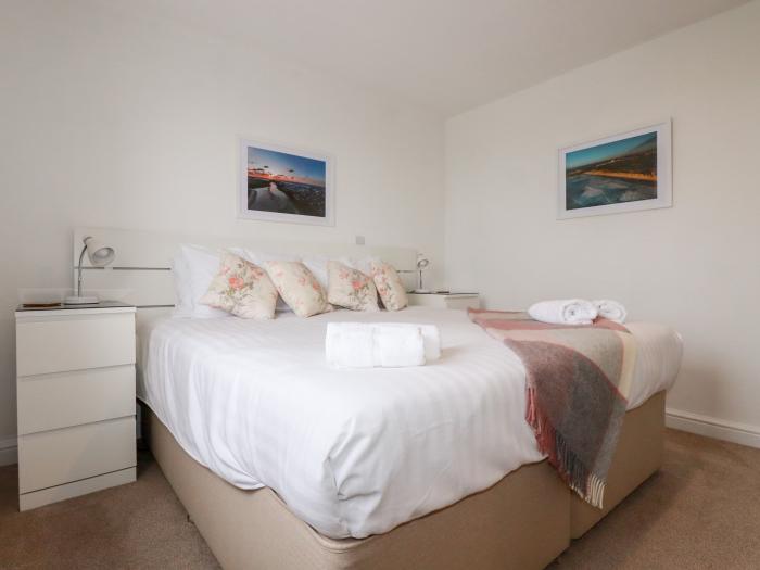 Flat 9, Newquay, Cornwall. Second-floor apartment. Open-plan. Balcony. Off-road parking. Beach. Pub.