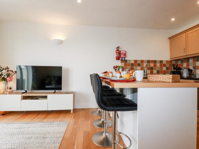 Flat 9, Newquay, Cornwall. Second-floor apartment. Open-plan. Balcony. Off-road parking. Beach. Pub.