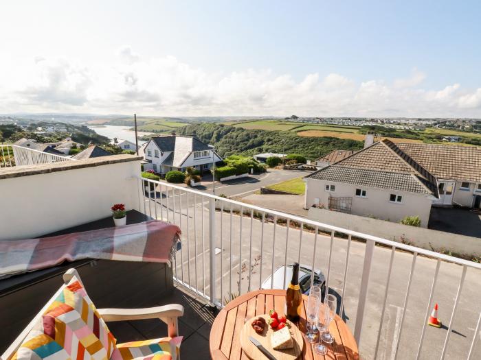 Flat 9, Newquay, Cornwall. Second-floor apartment. Open-plan. Balcony. Off-road parking. Beach. Pub.