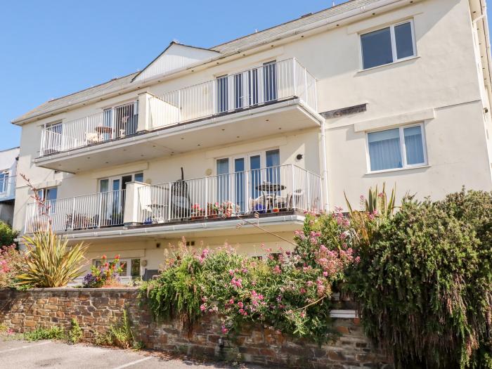 Flat 9, Newquay, Cornwall. Second-floor apartment. Open-plan. Balcony. Off-road parking. Beach. Pub.