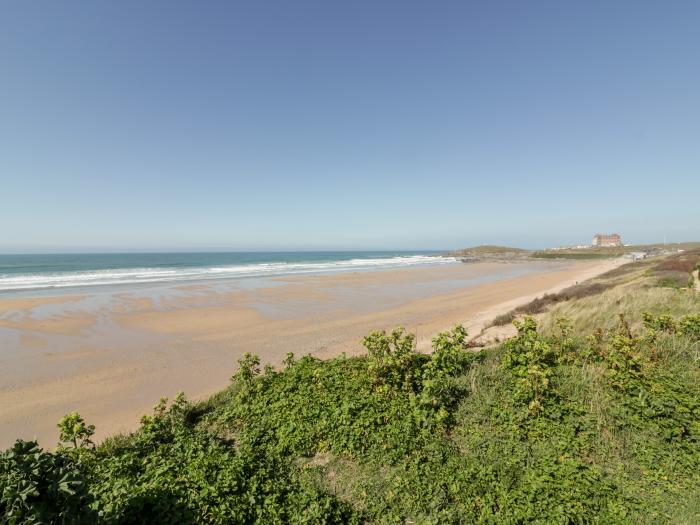 Flat 9, Newquay, Cornwall. Second-floor apartment. Open-plan. Balcony. Off-road parking. Beach. Pub.