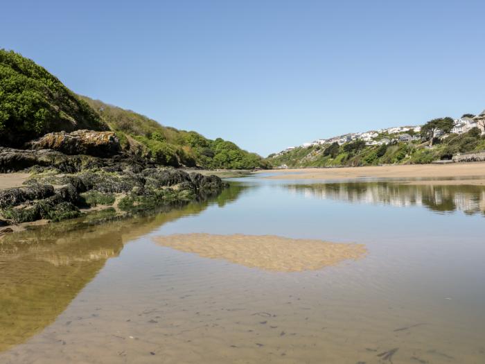 Flat 9, Newquay, Cornwall. Second-floor apartment. Open-plan. Balcony. Off-road parking. Beach. Pub.