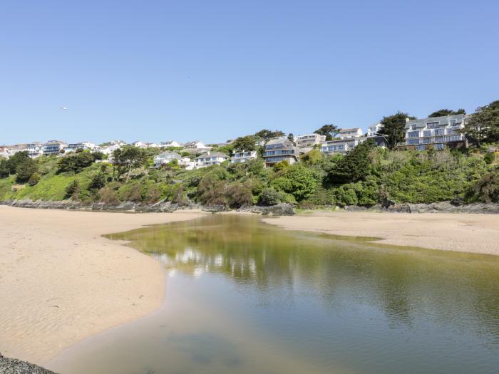 Flat 9, Newquay, Cornwall. Second-floor apartment. Open-plan. Balcony. Off-road parking. Beach. Pub.