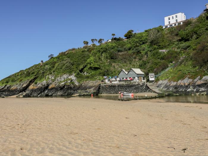 Flat 9, Newquay, Cornwall. Second-floor apartment. Open-plan. Balcony. Off-road parking. Beach. Pub.