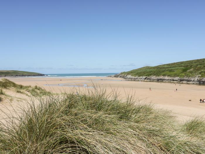 Flat 9, Newquay, Cornwall. Second-floor apartment. Open-plan. Balcony. Off-road parking. Beach. Pub.