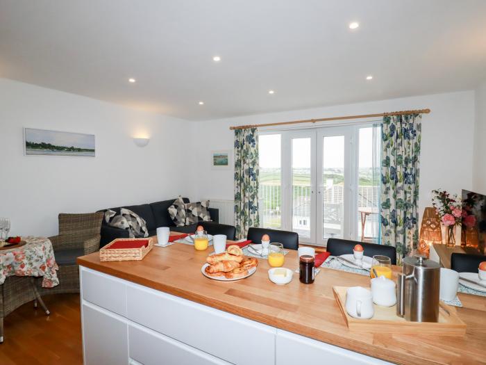 Flat 9, Newquay, Cornwall. Second-floor apartment. Open-plan. Balcony. Off-road parking. Beach. Pub.