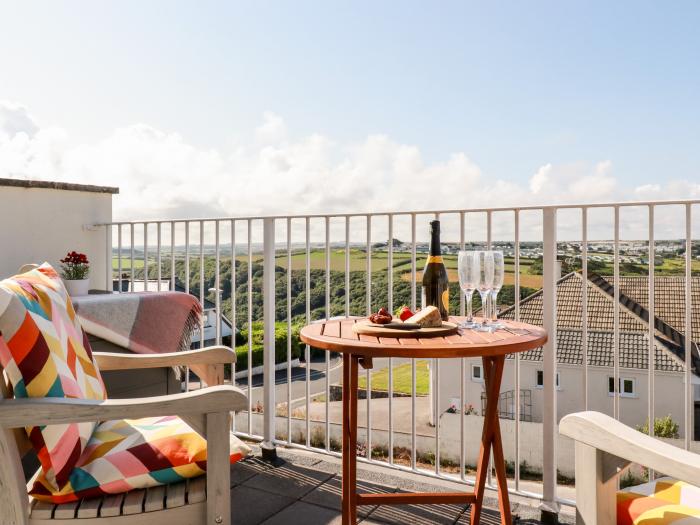 Flat 9, Newquay, Cornwall. Second-floor apartment. Open-plan. Balcony. Off-road parking. Beach. Pub.