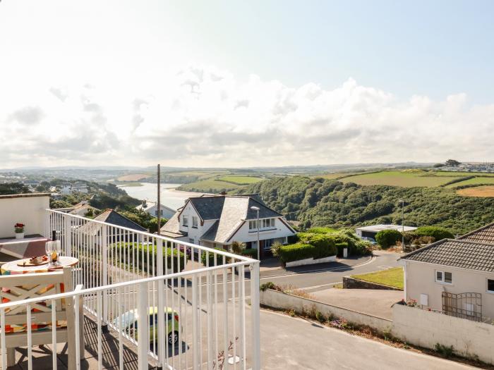 Flat 9, Newquay, Cornwall. Second-floor apartment. Open-plan. Balcony. Off-road parking. Beach. Pub.