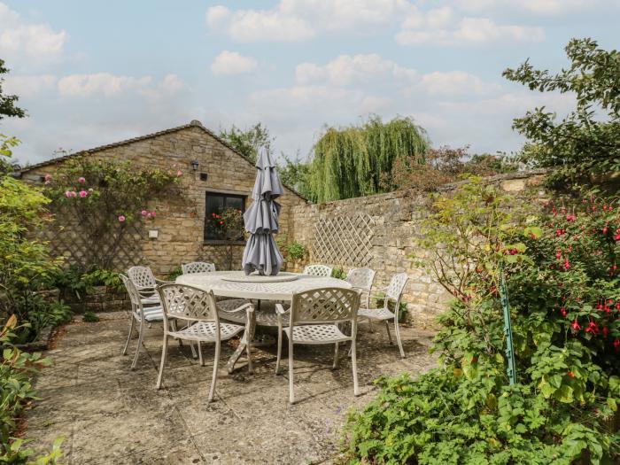 The Cottage, Chipping Campden, Gloucestershire. Off-road parking. Woodburning stove. Three bedrooms.