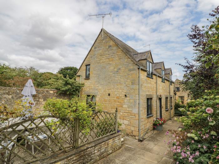 The Cottage, Chipping Campden, Gloucestershire. Off-road parking. Woodburning stove. Three bedrooms.