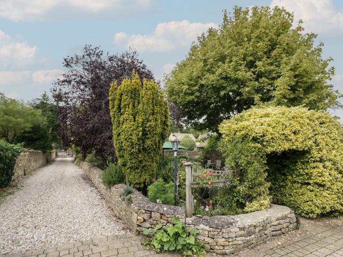 The Cottage, Chipping Campden, Gloucestershire. Off-road parking. Woodburning stove. Three bedrooms.