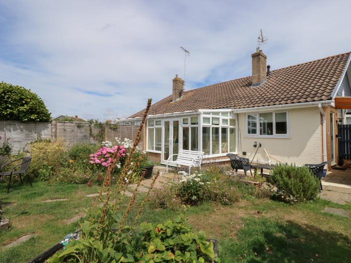 Coastal Haven, Felpham, West Sussex. Off-road parking. Pet-friendly. Close to shop, pub, beach.