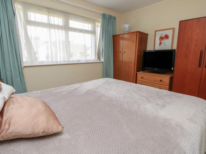 Coastal Haven, Felpham, West Sussex. Off-road parking. Pet-friendly. Close to shop, pub, beach.