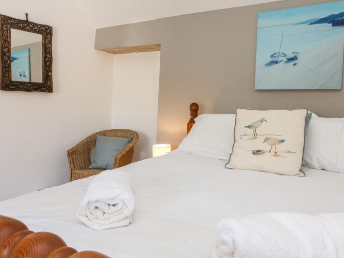 Puffin House, Hartland, Devon. 3-bedrooms. Remote situation. Farmhouse. Pet-friendly. Hot tub. WiFi.