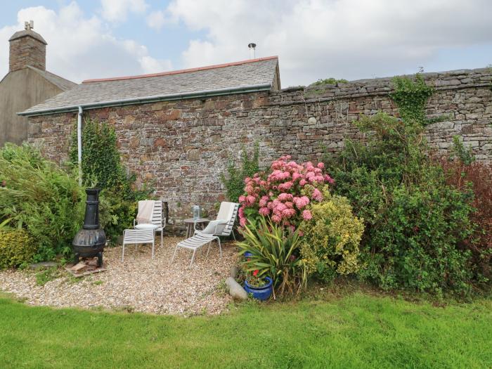 Puffins Nest, in Hartland in Devon. Near a National Park. Sea views. Countryside. Woodburning stove.