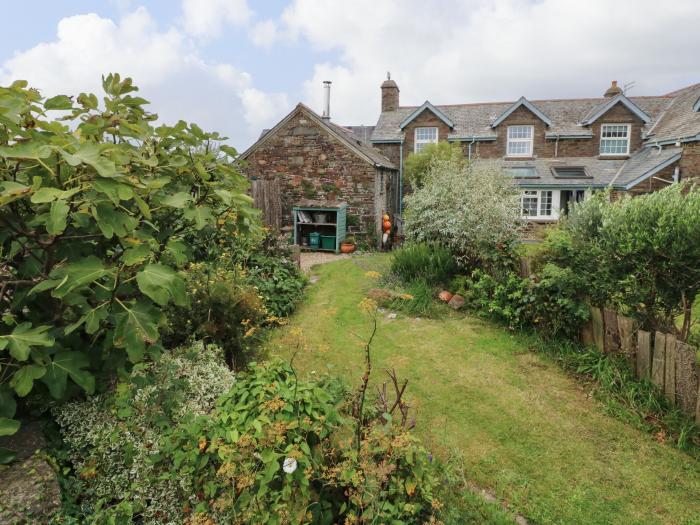 Puffins Nest, in Hartland in Devon. Near a National Park. Sea views. Countryside. Woodburning stove.