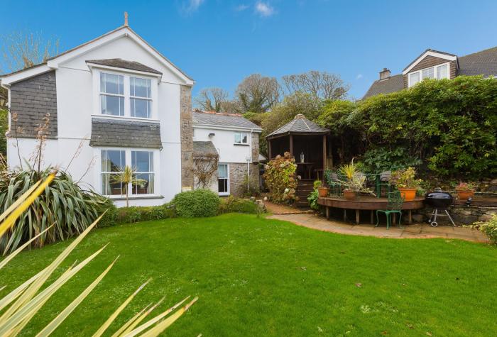 Glenside House in Carbis Bay, Cornwall. Four-bed home, enjoying sea views. Near beach and amenities.