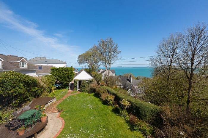 Glenside House in Carbis Bay, Cornwall. Four-bed home, enjoying sea views. Near beach and amenities.