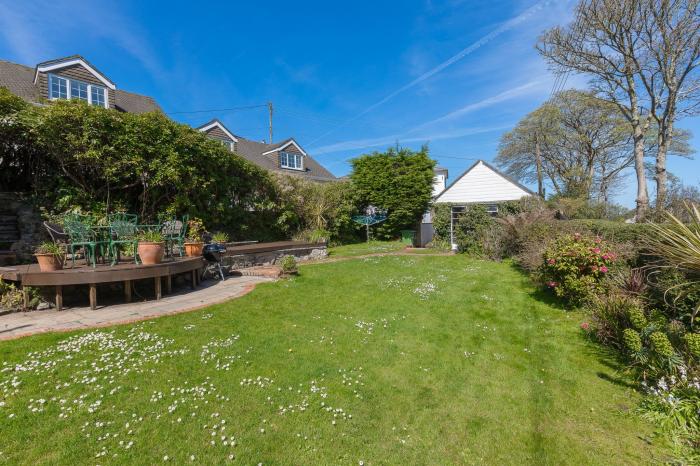 Glenside House in Carbis Bay, Cornwall. Four-bed home, enjoying sea views. Near beach and amenities.