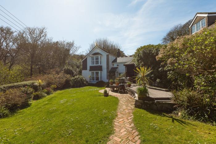 Glenside House in Carbis Bay, Cornwall. Four-bed home, enjoying sea views. Near beach and amenities.