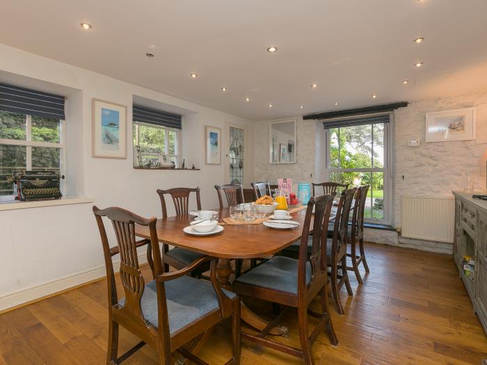 Glenside House in Carbis Bay, Cornwall. Four-bed home, enjoying sea views. Near beach and amenities.