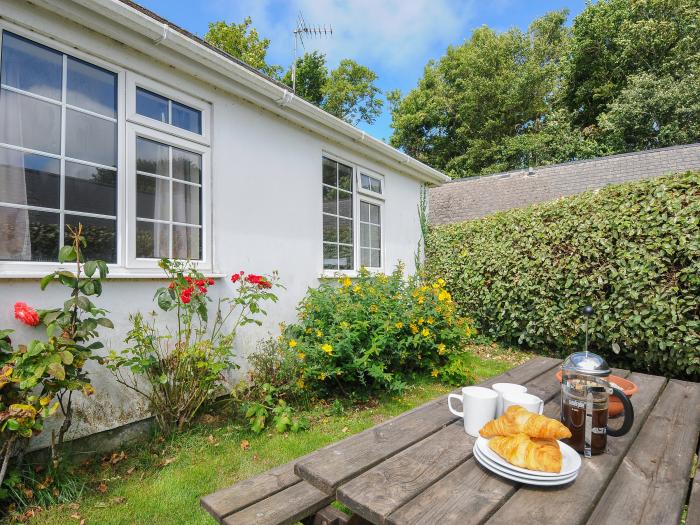 Loft Cottage, Mullion, Cornwall. Smart TV. Electric fire. Off-road parking. Open plan. Pet-friendly.