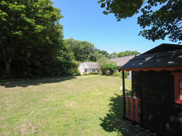 Loft Cottage, Mullion, Cornwall. Smart TV. Electric fire. Off-road parking. Open plan. Pet-friendly.