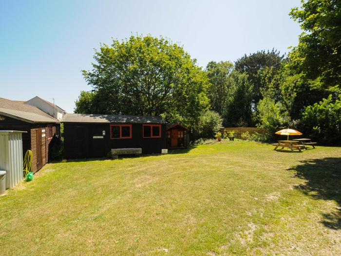 Loft Cottage, Mullion, Cornwall. Smart TV. Electric fire. Off-road parking. Open plan. Pet-friendly.