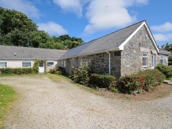 Loft Cottage, Mullion, Cornwall. Smart TV. Electric fire. Off-road parking. Open plan. Pet-friendly.