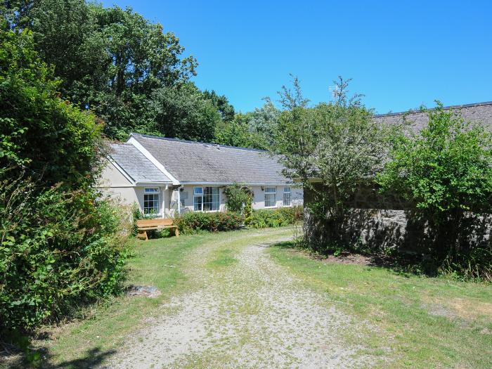 Loft Cottage, Mullion, Cornwall. Smart TV. Electric fire. Off-road parking. Open plan. Pet-friendly.