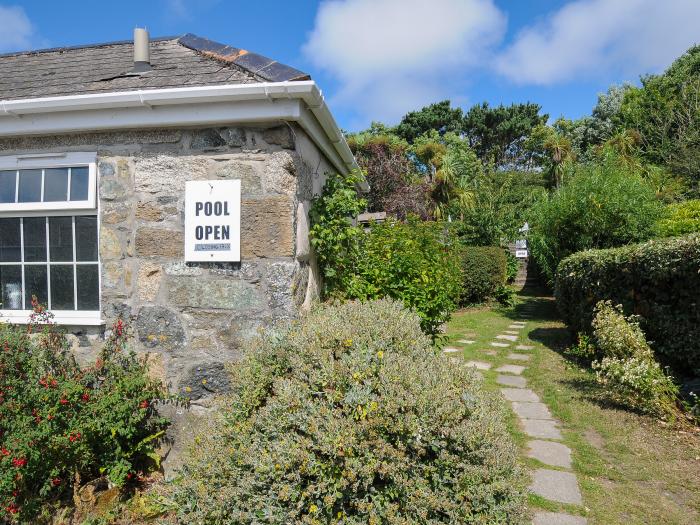 Loft Cottage, Mullion, Cornwall. Smart TV. Electric fire. Off-road parking. Open plan. Pet-friendly.