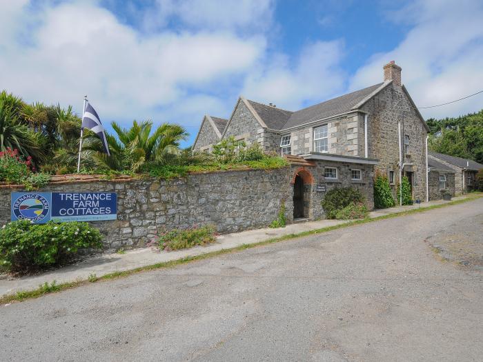 Loft Cottage, Mullion, Cornwall. Smart TV. Electric fire. Off-road parking. Open plan. Pet-friendly.