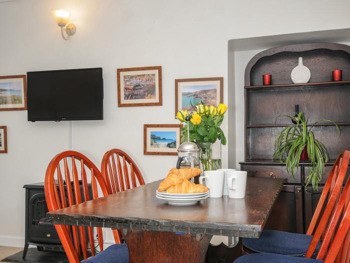 Loft Cottage, Mullion, Cornwall. Smart TV. Electric fire. Off-road parking. Open plan. Pet-friendly.