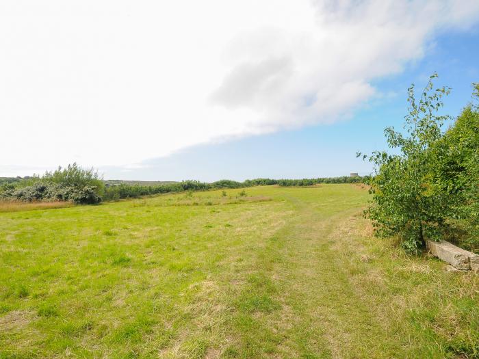 Loft Cottage, Mullion, Cornwall. Smart TV. Electric fire. Off-road parking. Open plan. Pet-friendly.