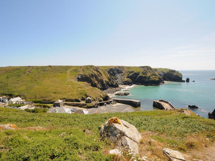 Loft Cottage, Mullion, Cornwall. Smart TV. Electric fire. Off-road parking. Open plan. Pet-friendly.