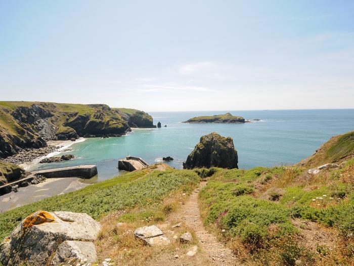 Loft Cottage, Mullion, Cornwall. Smart TV. Electric fire. Off-road parking. Open plan. Pet-friendly.