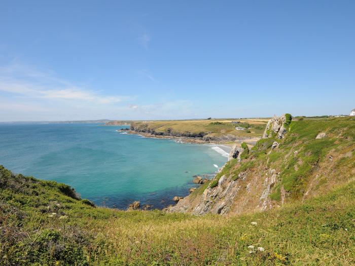 Loft Cottage, Mullion, Cornwall. Smart TV. Electric fire. Off-road parking. Open plan. Pet-friendly.