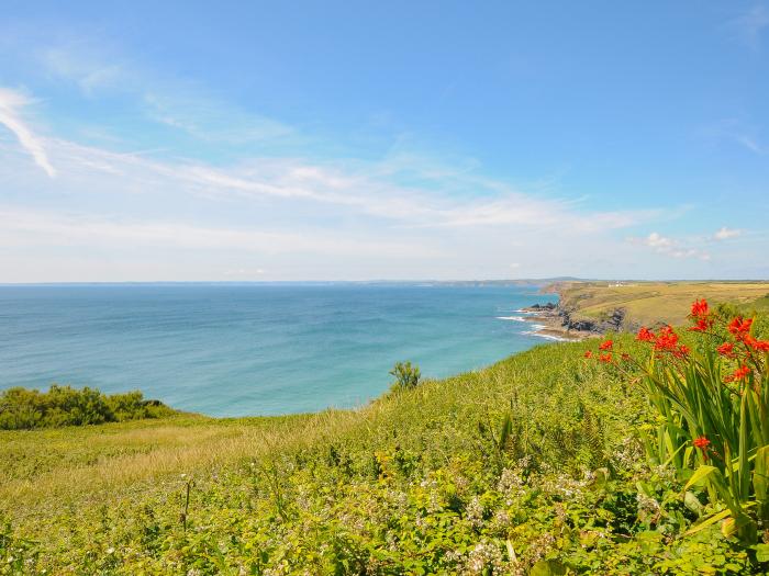 Loft Cottage, Mullion, Cornwall. Smart TV. Electric fire. Off-road parking. Open plan. Pet-friendly.