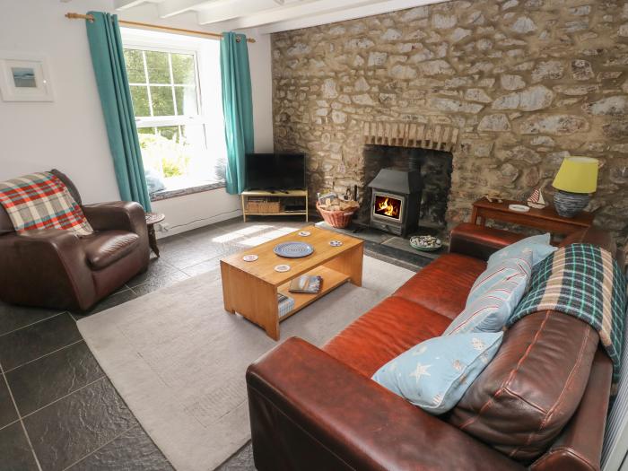 Briar Cottage, Neyland, Pembrokeshire. Off-road parking. Pets welcome. Woodburning stove. 2-bedrooms