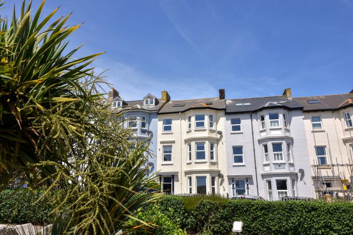 Flat 2, 10 Seafield Road, in Seaton, Devon. Smart TV. Close to a beach. Close to shops. Near an AONB