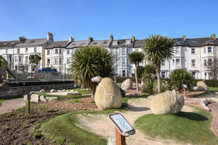 Flat 2, 10 Seafield Road, in Seaton, Devon. Smart TV. Close to a beach. Close to shops. Near an AONB