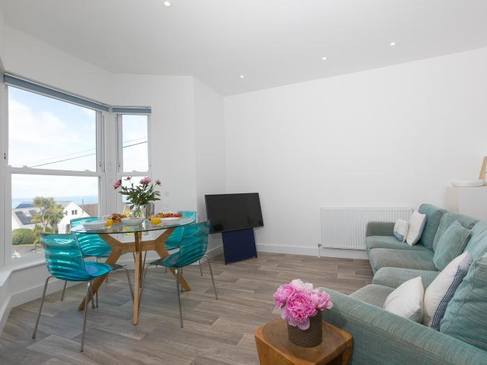 Samphire in Carbis Bay, Cornwall. Designated parking. Smart TV. Close to amenities and a beach. 2bed