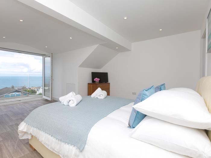 Samphire in Carbis Bay, Cornwall. Designated parking. Smart TV. Close to amenities and a beach. 2bed