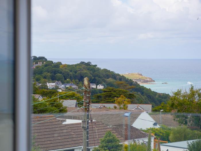 Samphire in Carbis Bay, Cornwall. Designated parking. Smart TV. Close to amenities and a beach. 2bed