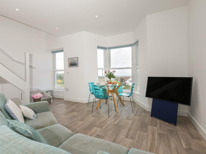 Samphire in Carbis Bay, Cornwall. Designated parking. Smart TV. Close to amenities and a beach. 2bed