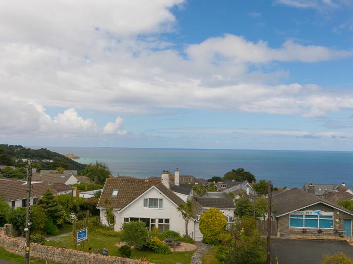 Samphire in Carbis Bay, Cornwall. Designated parking. Smart TV. Close to amenities and a beach. 2bed