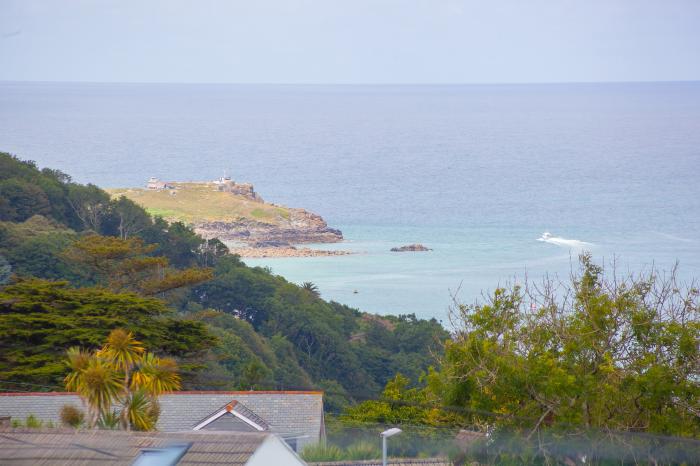 Samphire in Carbis Bay, Cornwall. Designated parking. Smart TV. Close to amenities and a beach. 2bed