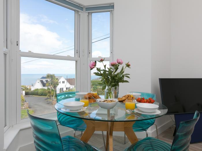 Samphire in Carbis Bay, Cornwall. Designated parking. Smart TV. Close to amenities and a beach. 2bed